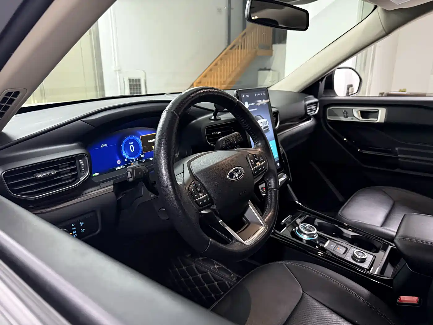 Photo 9 - Ford Explorer