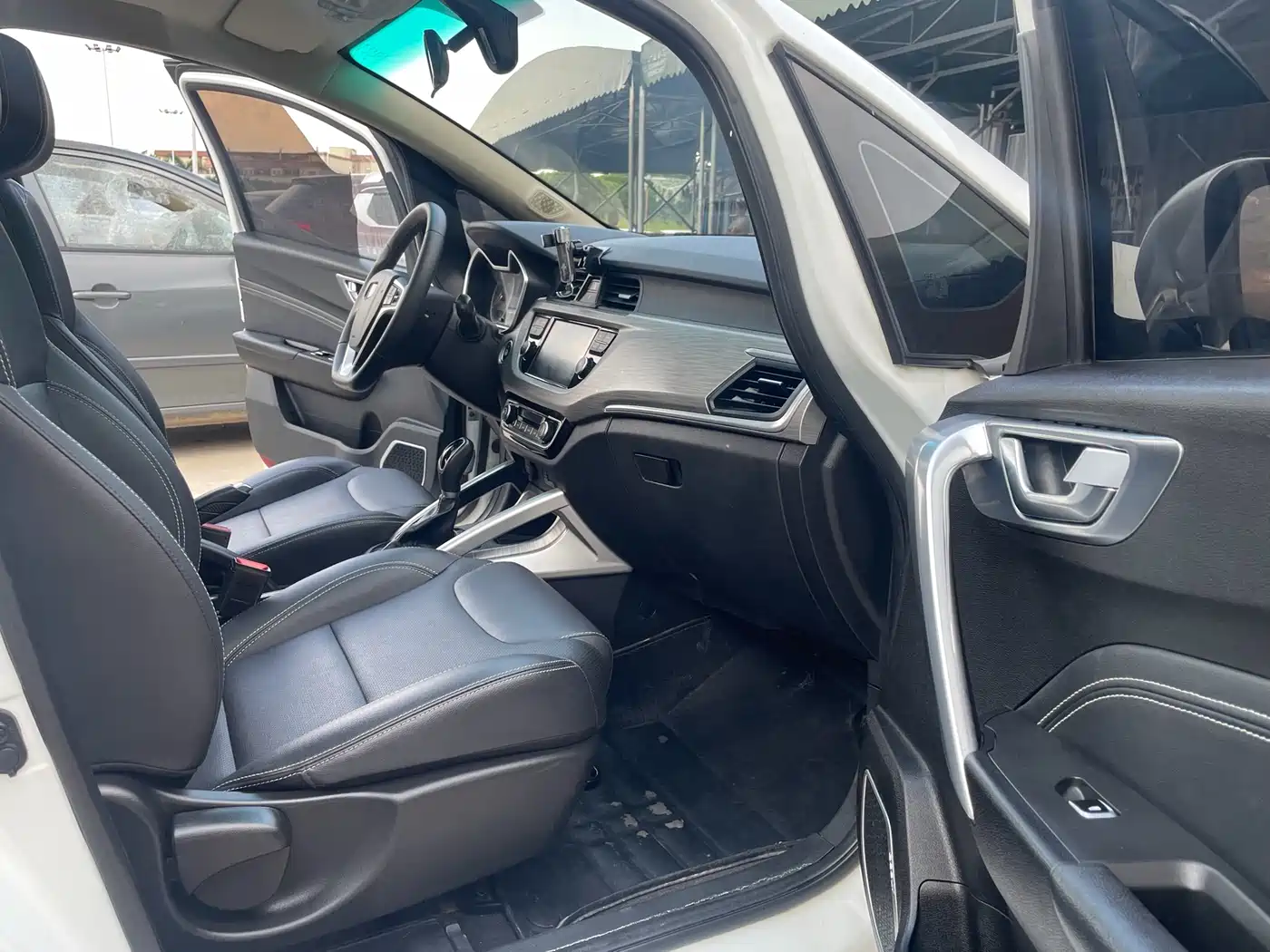 Фото 12 - Geely Vision X3