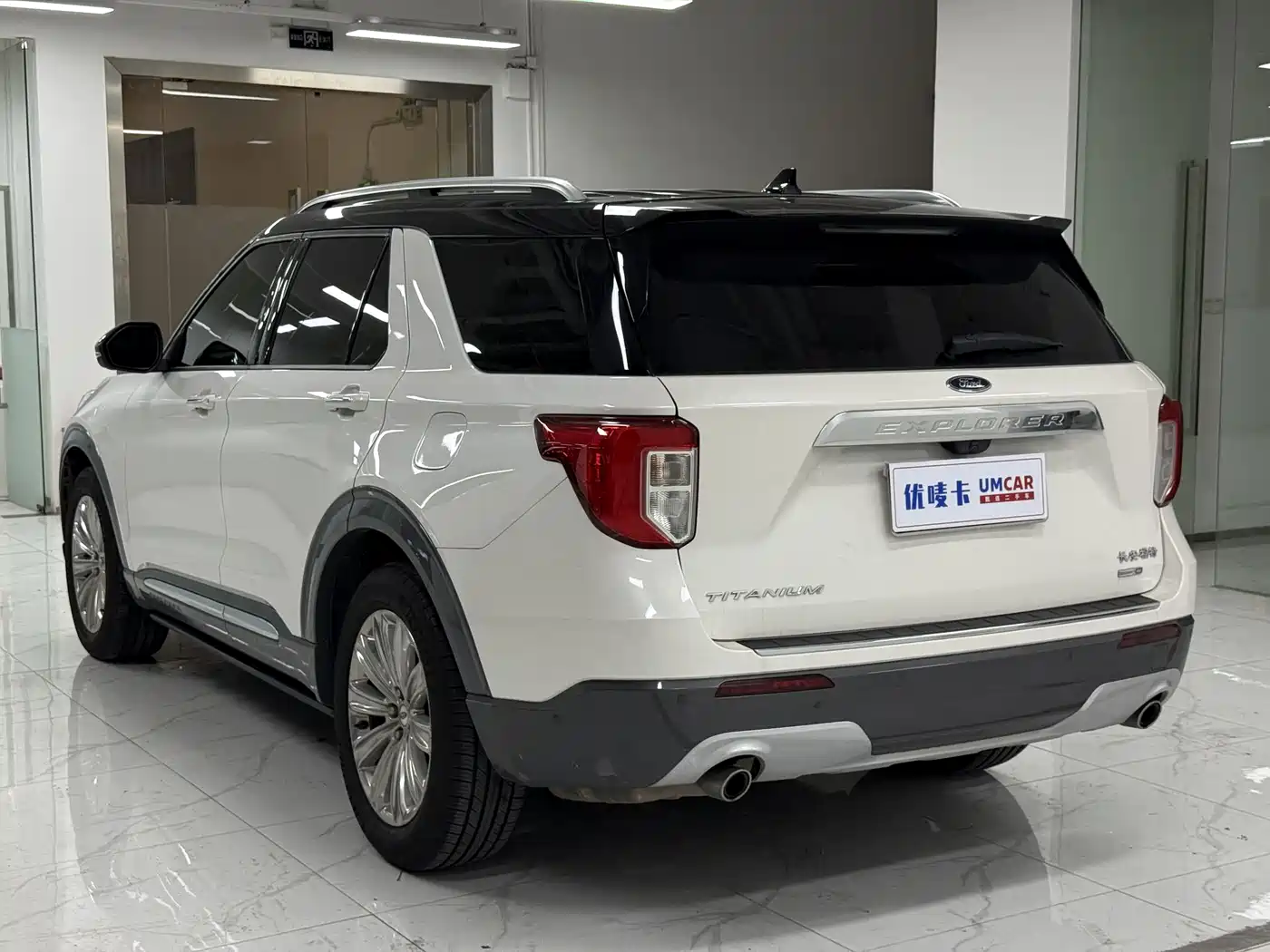 Photo 4 - Ford Explorer