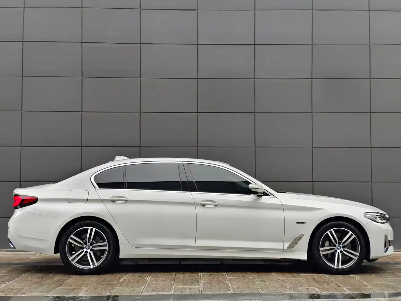 BMW 5 Series New Energy 2022 535Le Luxury Package фото 5