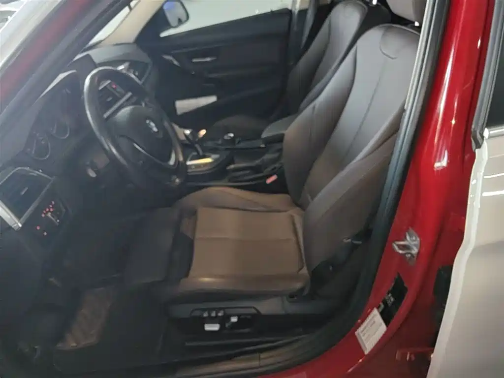 BMW 3 Series 2018 318Li фото 15