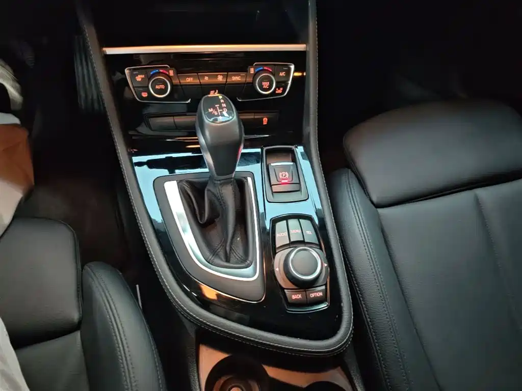 BMW 2 Series Touring 2016 218i Sport Design Package фото 14