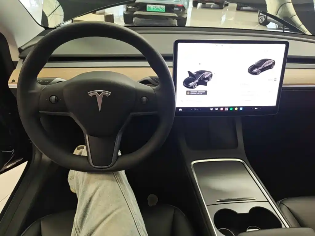 Фото 10 - Tesla Model 3