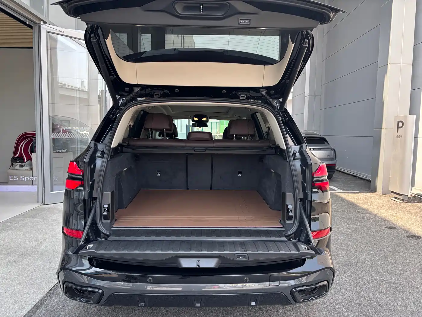 BMW X5 2025 Model xDrive 30Li Exclusive M Sport Blackout Package фото 6