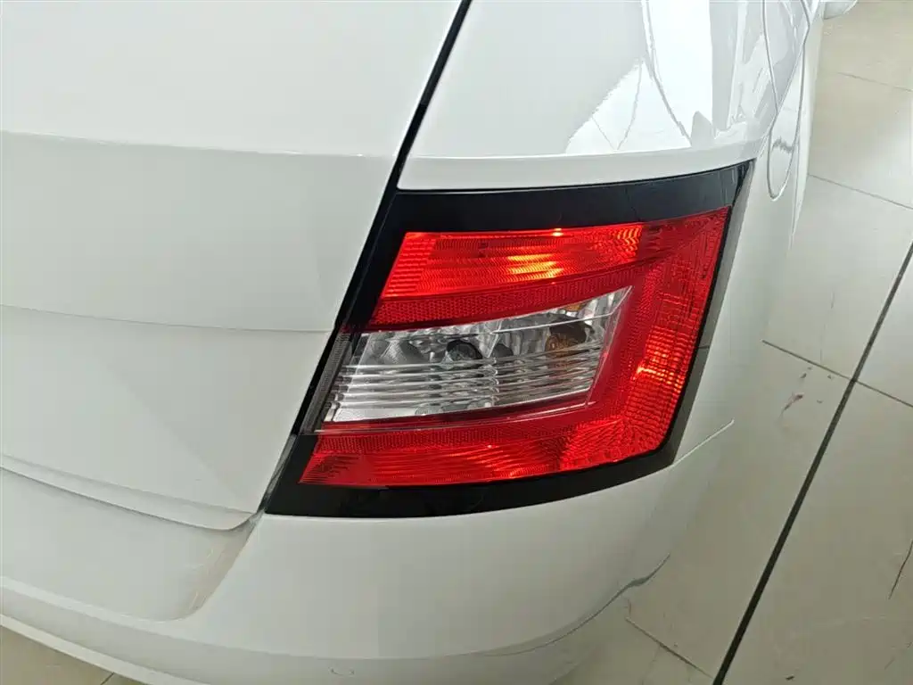 Škoda Fabia 2017 1.4L Auto Car Enjoy Edition фото 8