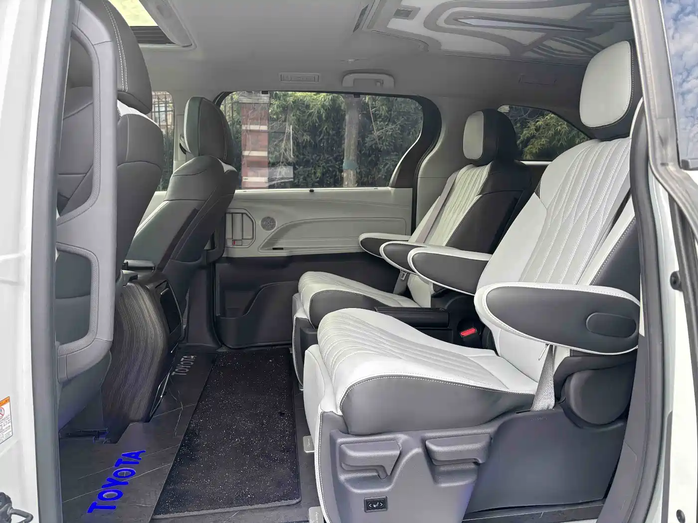 Toyota Sienna 2024 2.5L Hybrid Comfort Edition фото 4
