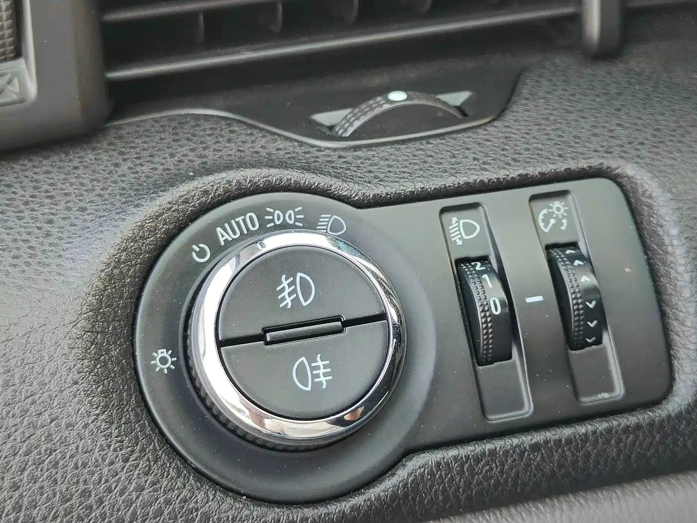 Chevrolet Malibu 2013 2.0L Automatic Luxury Edition фото 13