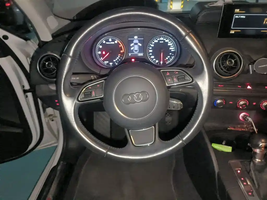 Audi A3 2016 Limousine 35 TFSI Leadership фото 3