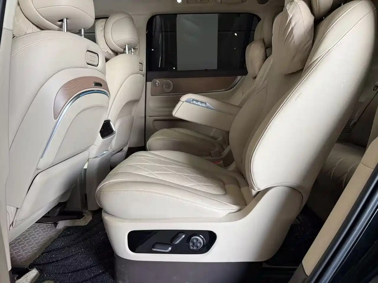 AITO Wenjie AITO M9 2024 Range Extender Max Edition 42kWh 6-seater фото 5