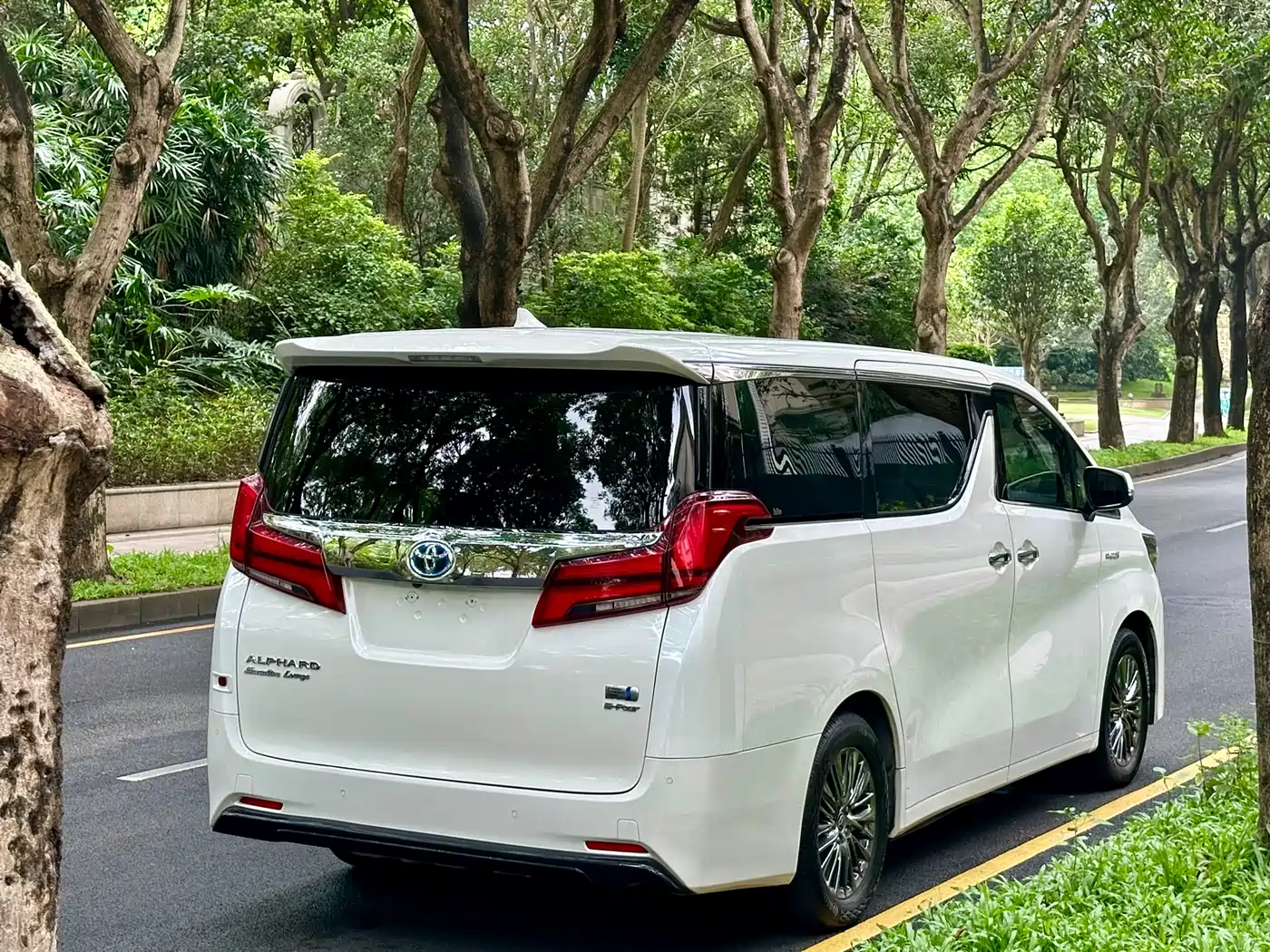 Toyota Alphard 2021 Hybrid 2.5L Premium фото 32