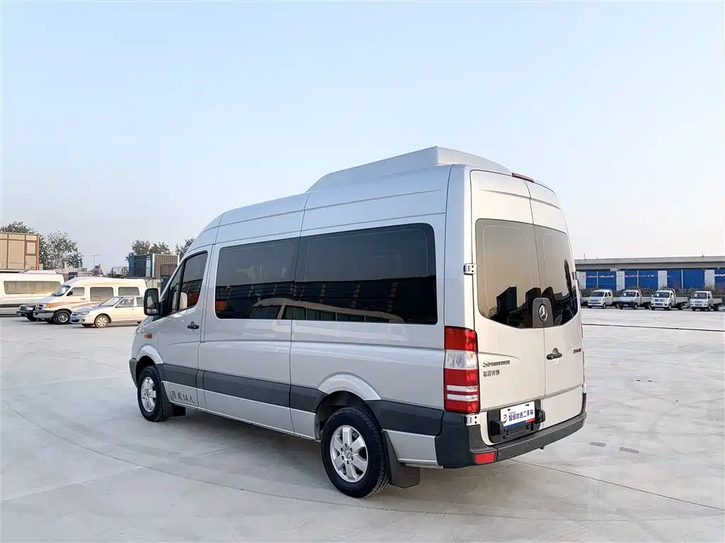 Mercedes-Benz Sprinter 2016 2.1T Premium Tour Medium Wheelbase Version фото 21