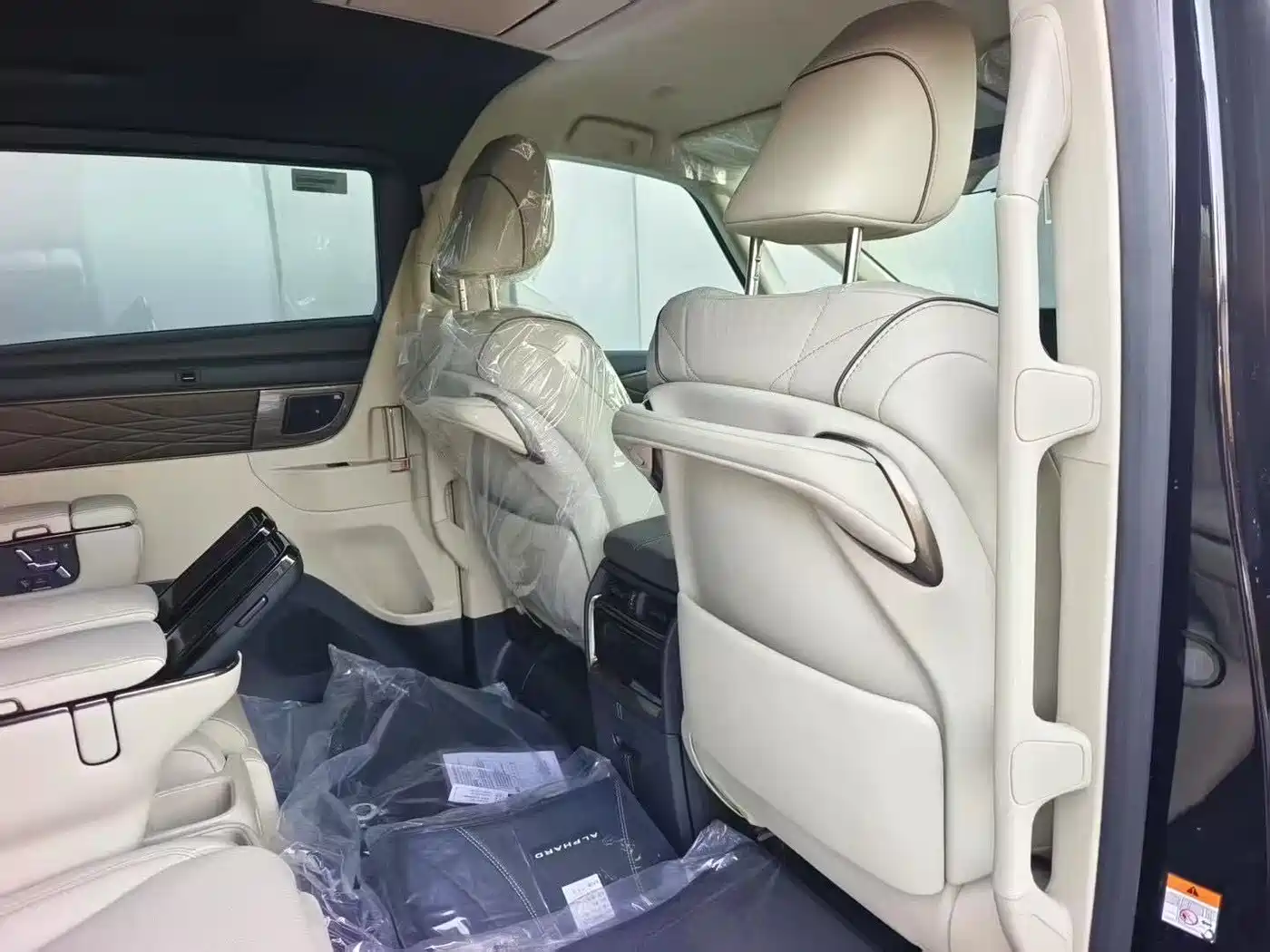 Toyota Alphard 2025 Hybrid 2.5L Ultimate Gold Edition фото 9