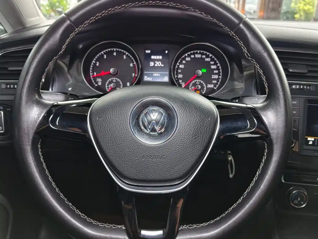 Volkswagen Golf 2017 230TSI Auto Comfort Millionth Anniversary Edition фото 9