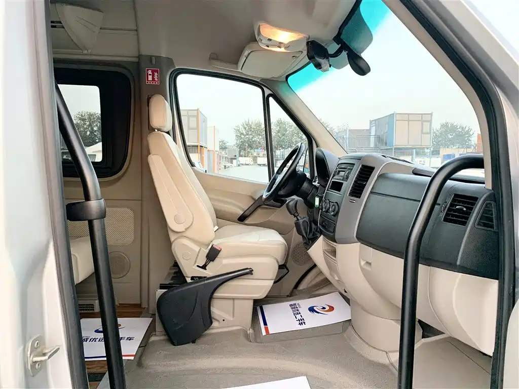 Mercedes-Benz Sprinter 2016 2.1T Premium Tour Medium Wheelbase Version фото 5