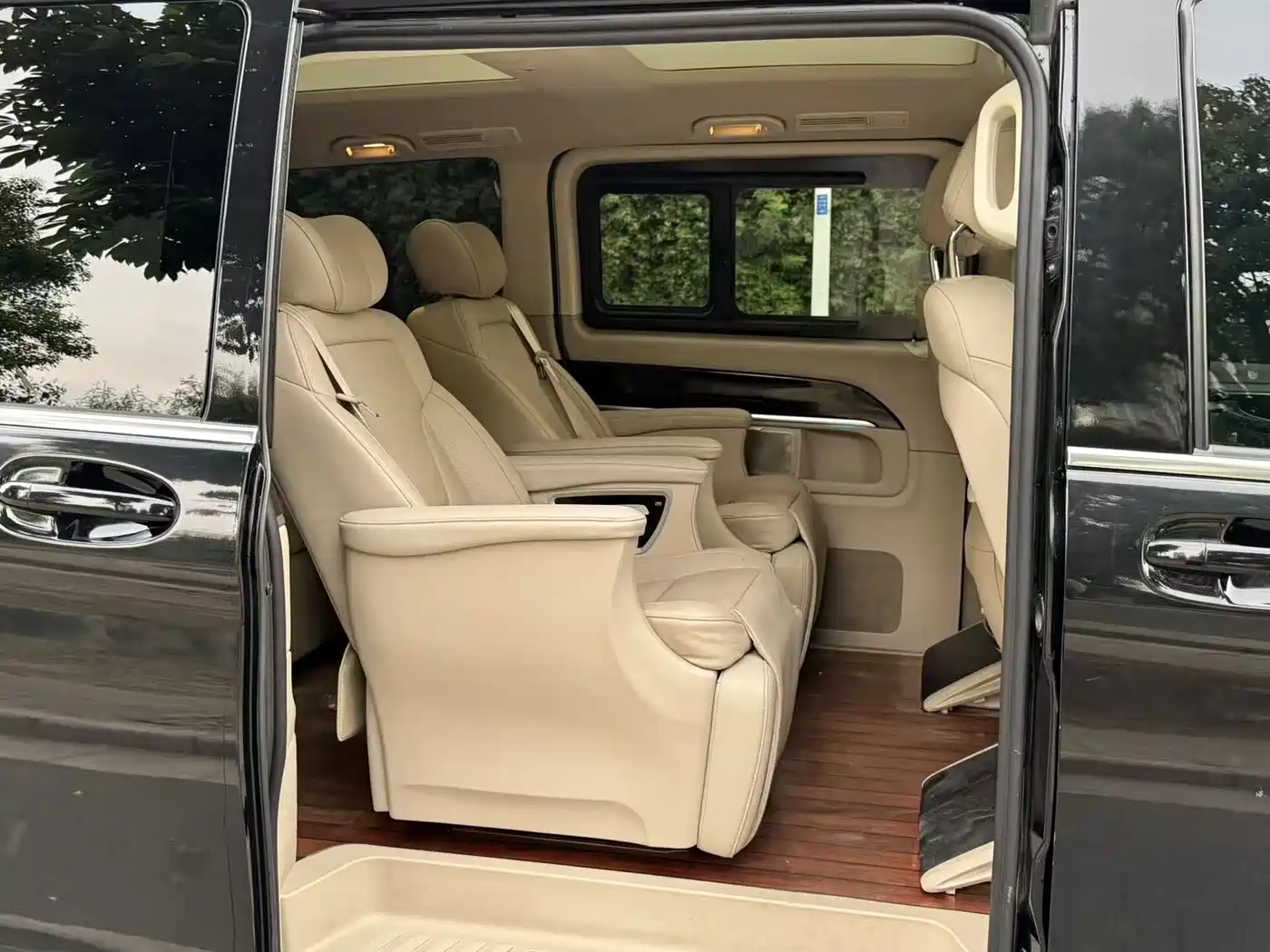 Mercedes-Benz V-Class 2018 V 260 L Premium Long Wheelbase Edition China VI фото 10