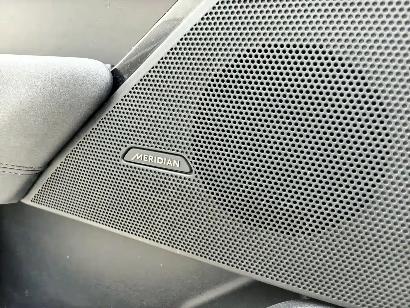 Land Rover Range Rover Velar 2024 Dynamic SE фото 10