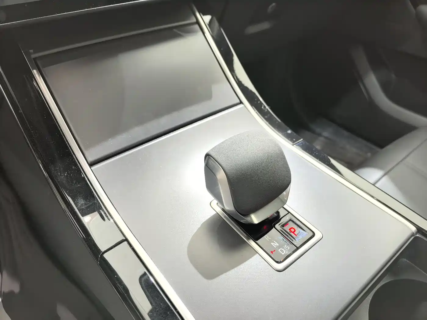 Land Rover Range Rover Velar 2024 Dynamic SE фото 9