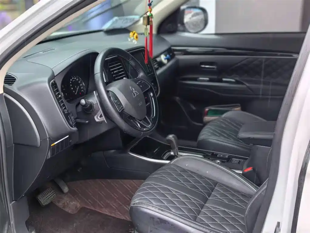MITSUBISHI OUTLANDER