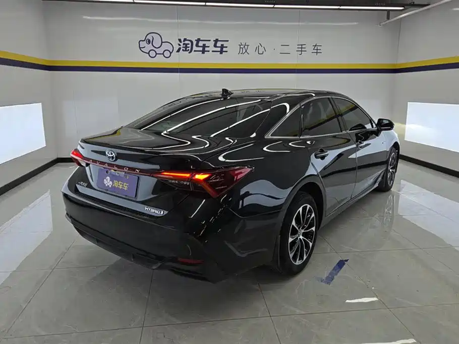 Toyota Avalon 2023 Hybrid 2.5L Luxury Edition фото 3