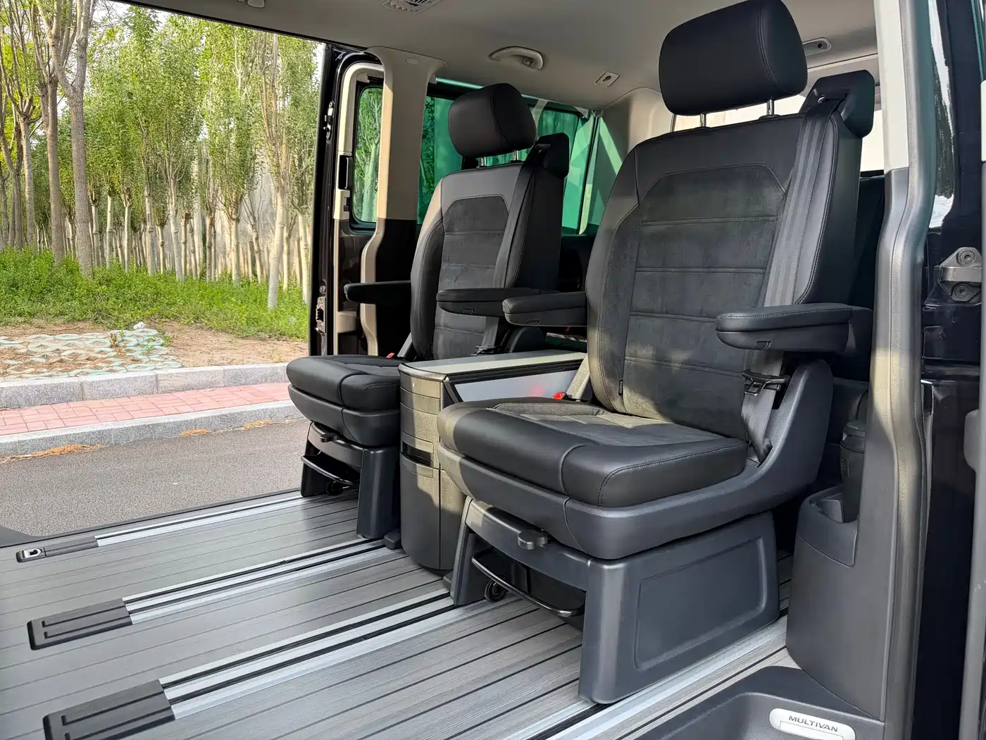 Volkswagen Multivan 2019 2.0TSI 4WD Premium 7-seater фото 14