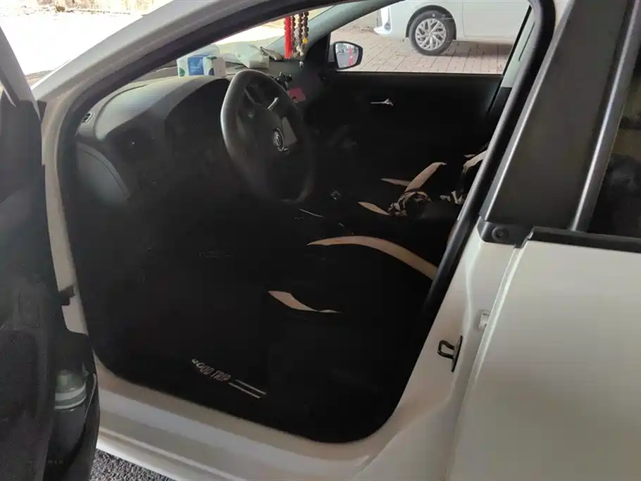 Volkswagen Polo 2016 1.4L Manual Trend фото 9