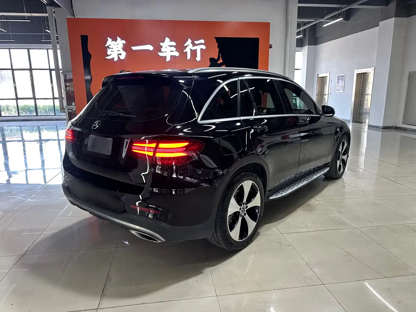 Mercedes-Benz GLC 2018 Facelift GLC 300 4MATIC Dynamic фото 3