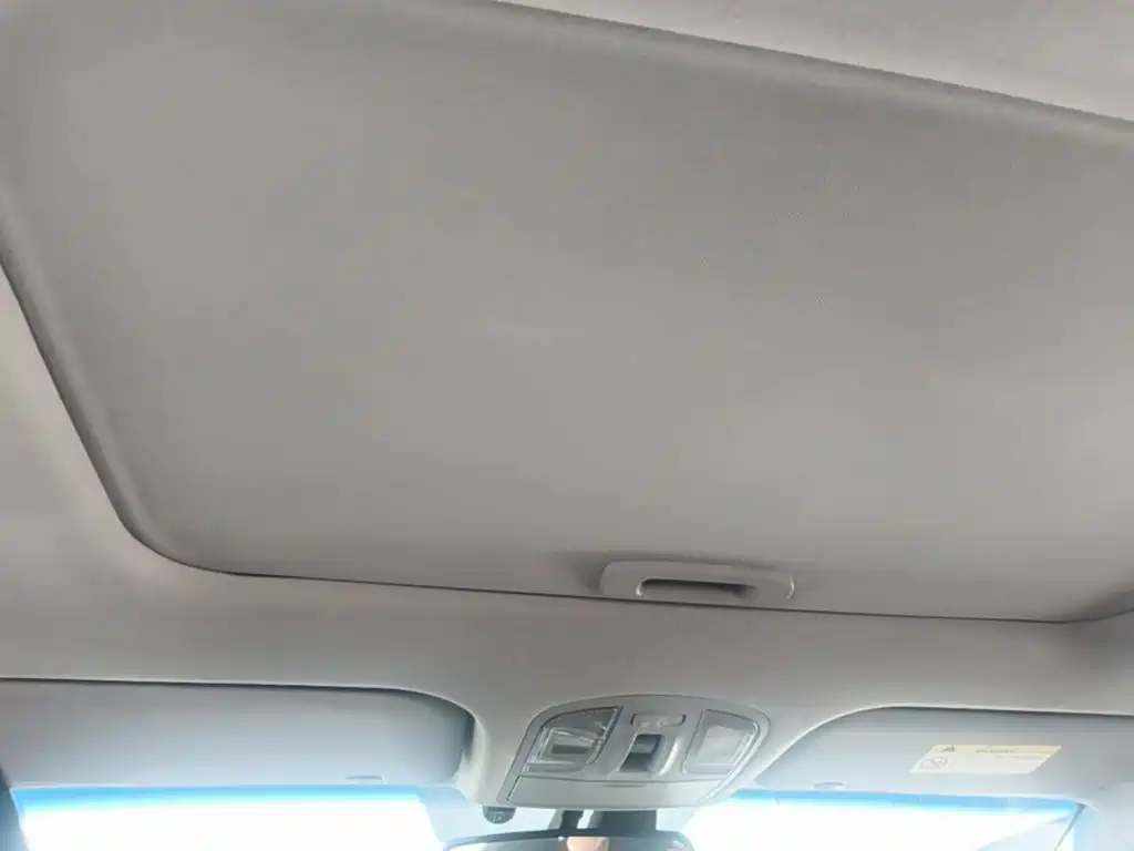 Photo 18 - Hyundai Elantra