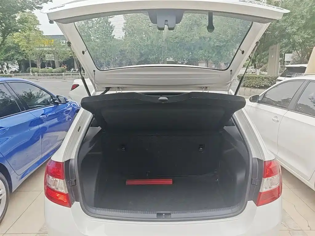 Škoda Skoda Rapid Spaceback 2016 Facelift 1.6L Automatic Forward Edition фото 19