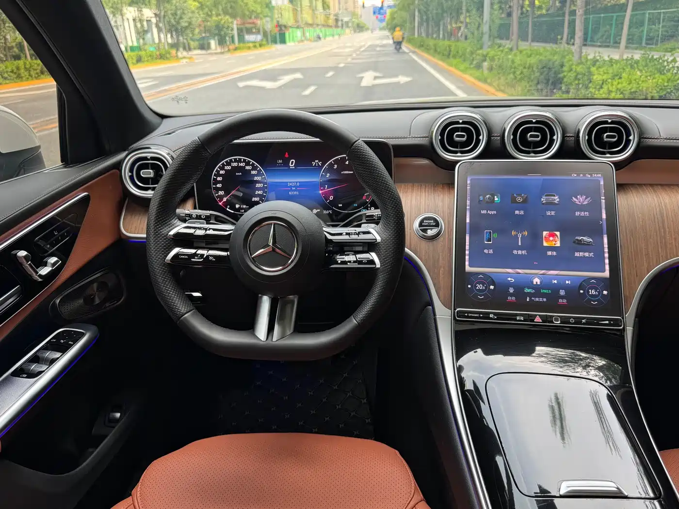 Mercedes-Benz GLC 2023 GLC 300 L 4MATIC Sport 5-Seater фото 7