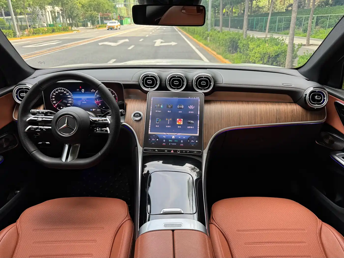 Mercedes-Benz GLC 2023 GLC 300 L 4MATIC Sport 5-Seater фото 6