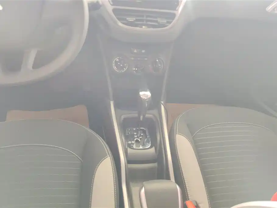 Peugeot 2008 2015 1.6L Automatic Cool Edition фото 16