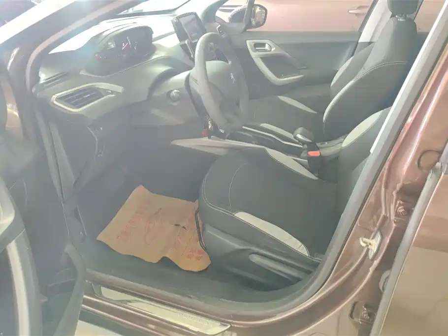 Peugeot 2008 2015 1.6L Automatic Cool Edition фото 9