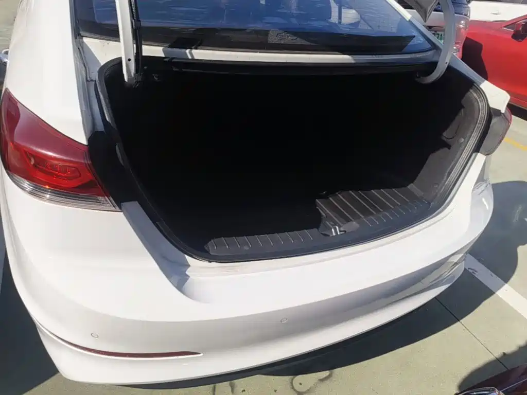 Photo 19 - Hyundai Elantra