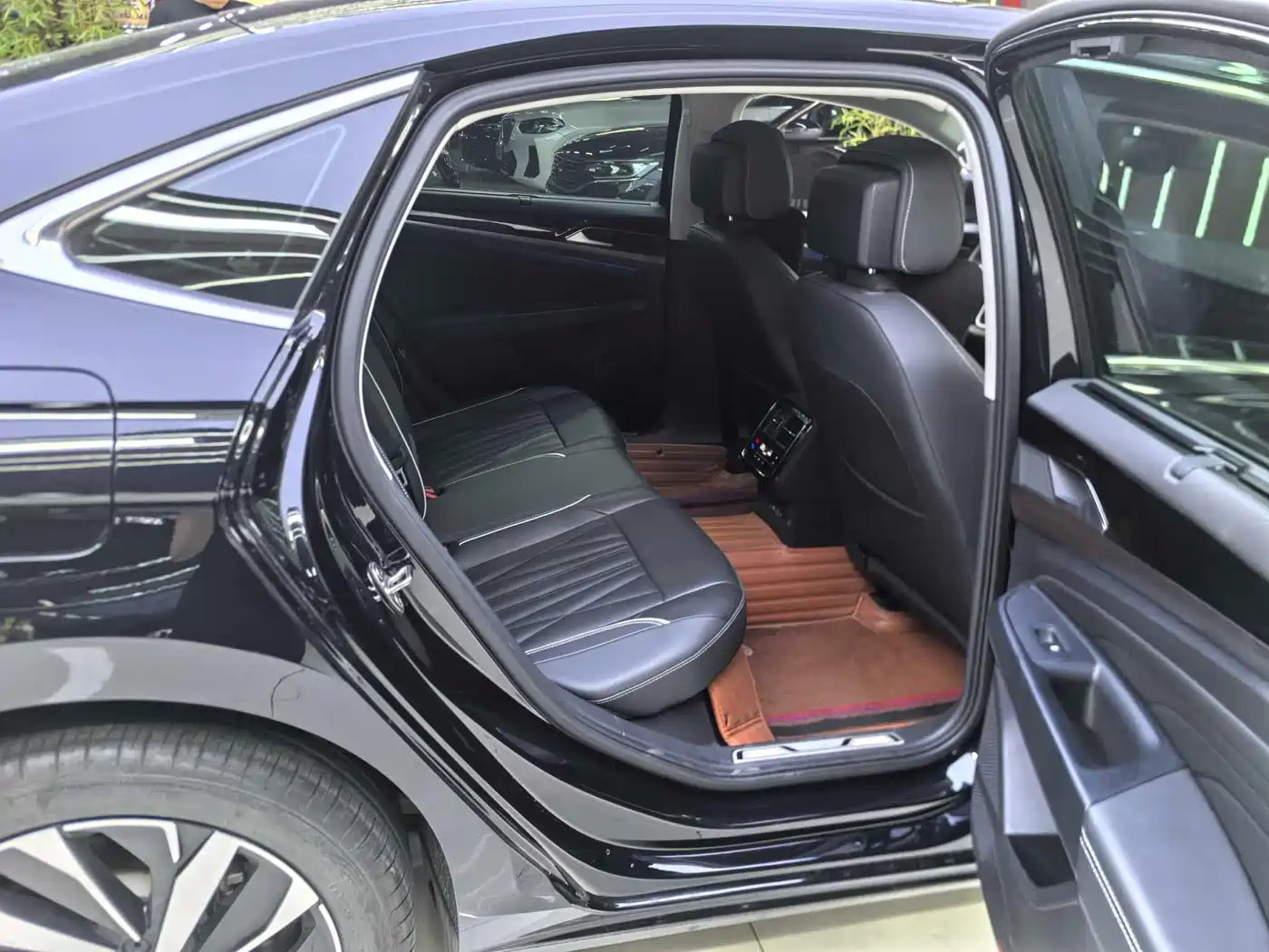Volkswagen Passat 2023 Facelift 330TSI Luxury Edition фото 12