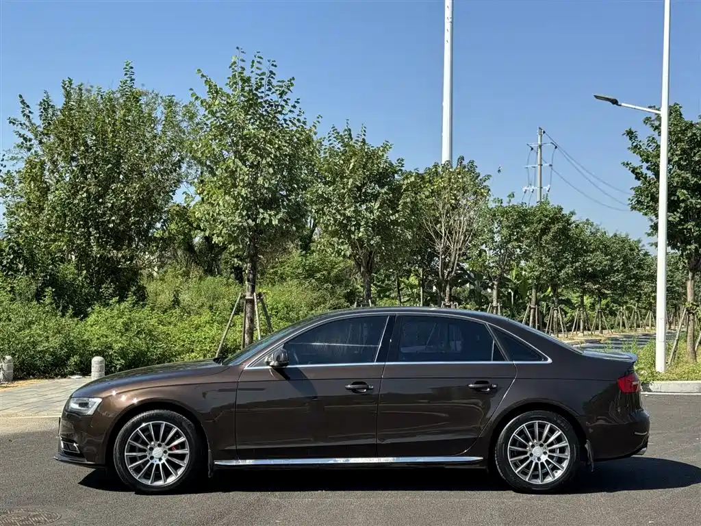 Фото 11 - Audi A4L