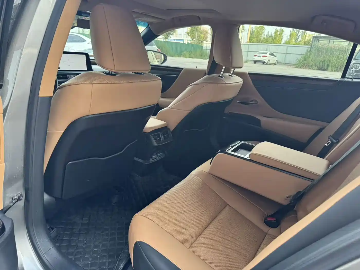 Фото 7 - Lexus ES