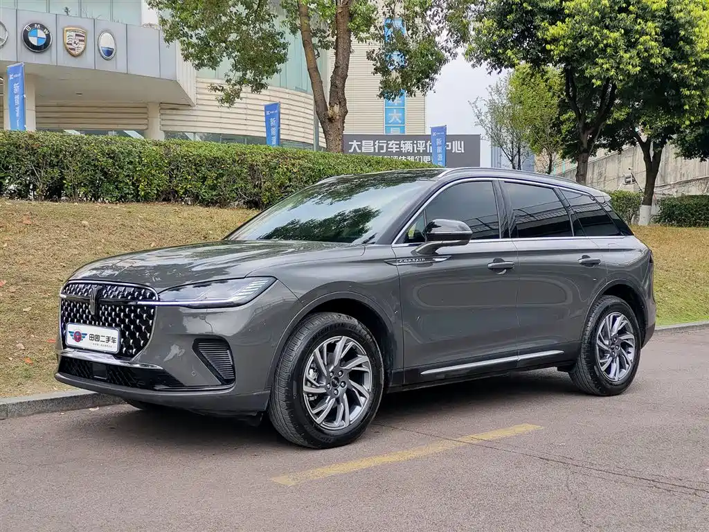 2025 Lincoln Adventurer