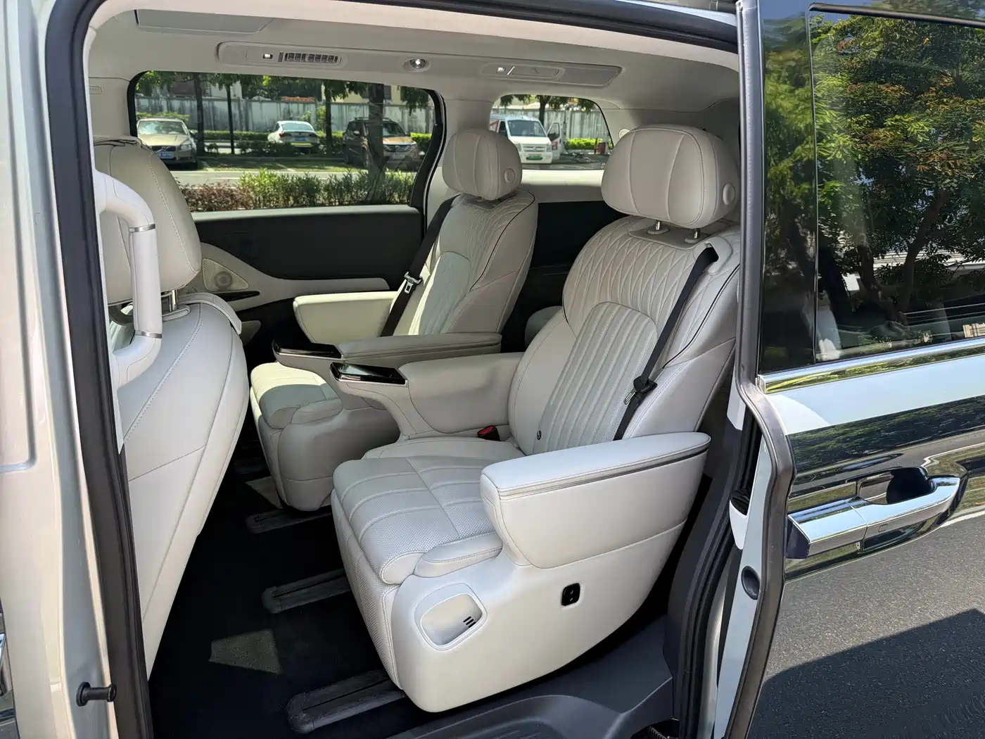 Voyah Auto Voyah Dreamer 2025 PHEV AWD Flagship Qian Kun Edition фото 11