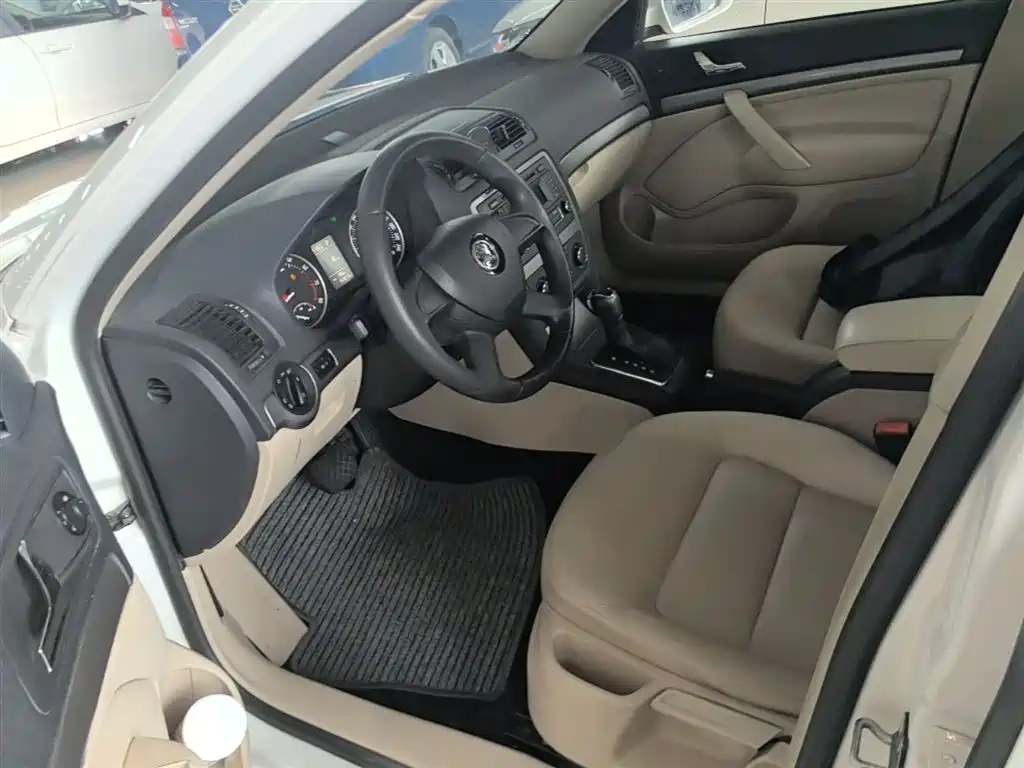Škoda Octavia 2015 Classic 1.6L Automatic Elite Edition фото 15
