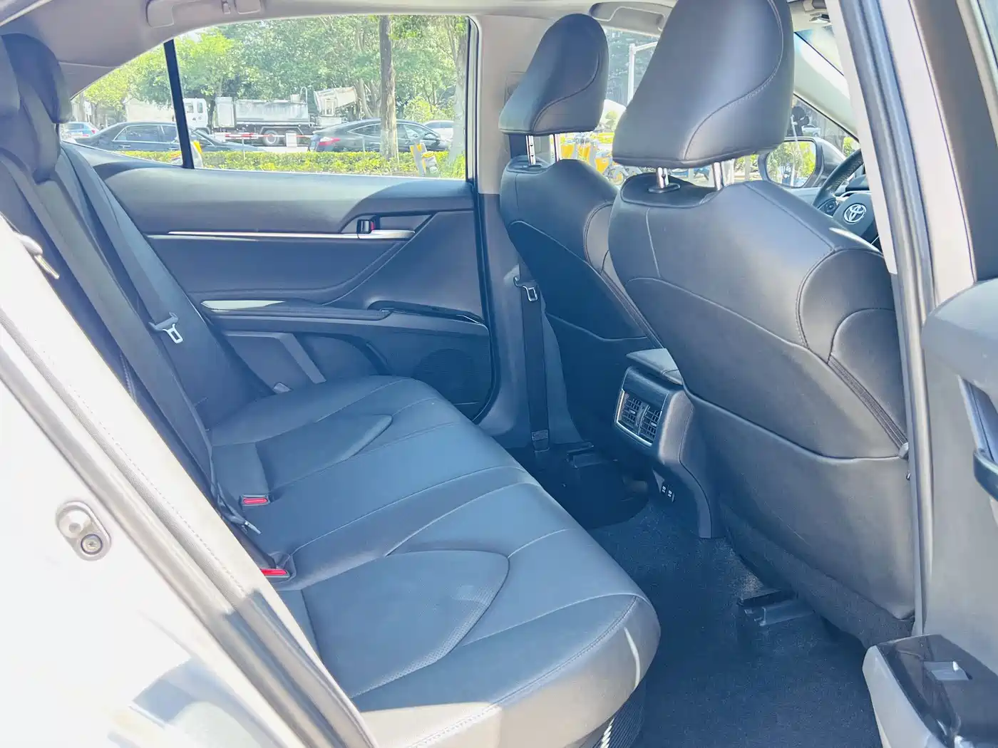 Toyota Camry 2021 Hybrid 2.5HGVP Leading Edition фото 12