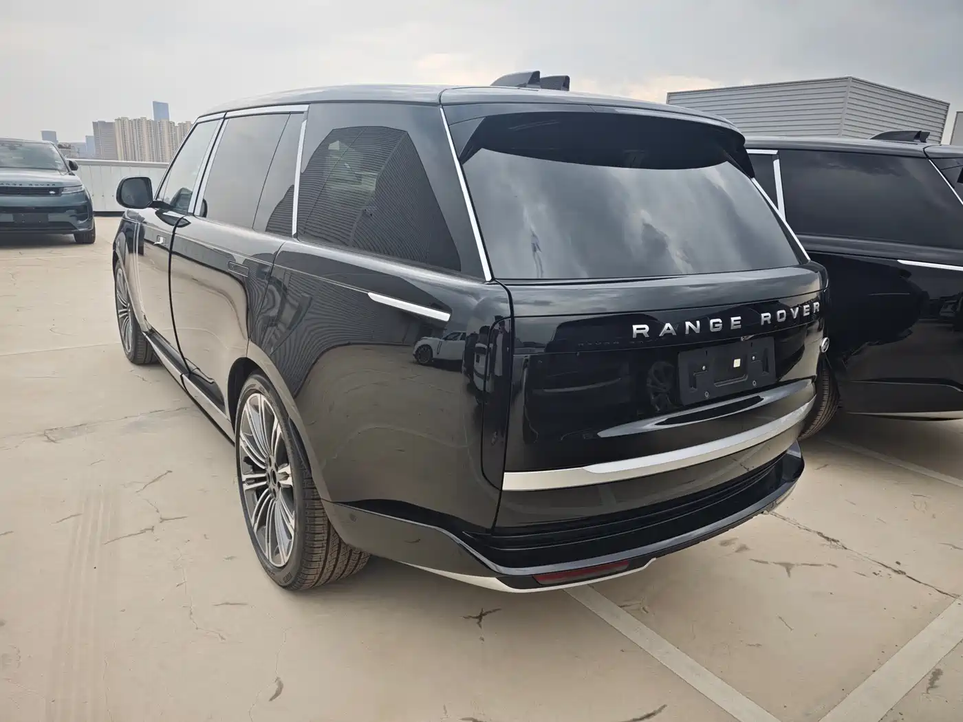 Land Rover Range Rover 2026 Model 3.0 L6 400PS SE Long Wheelbase Version фото 3