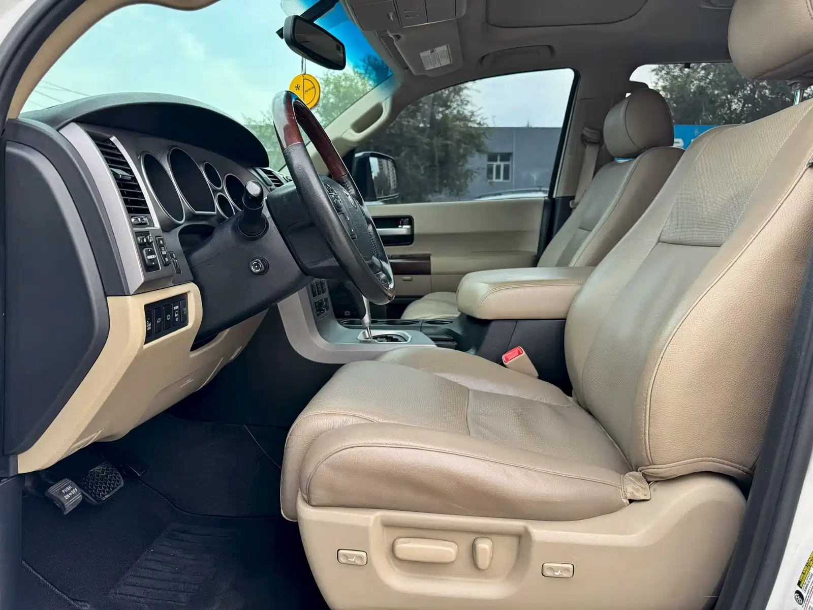 Photo 4 - Toyota Sequoia