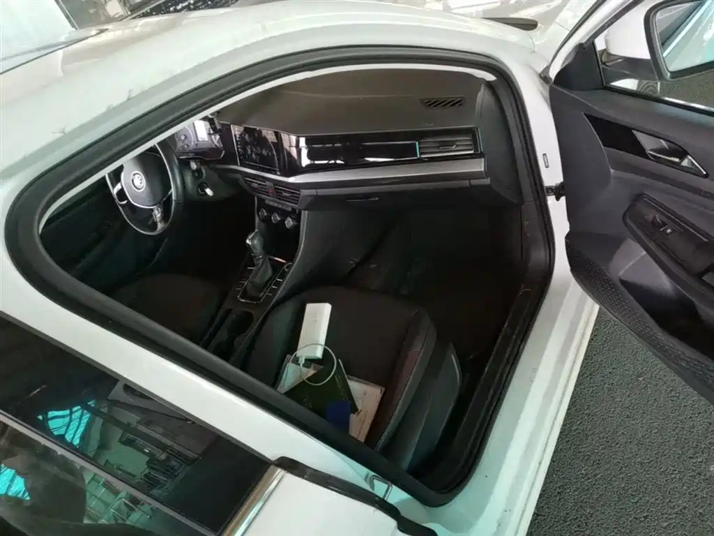 VOLKSWAGEN BORA