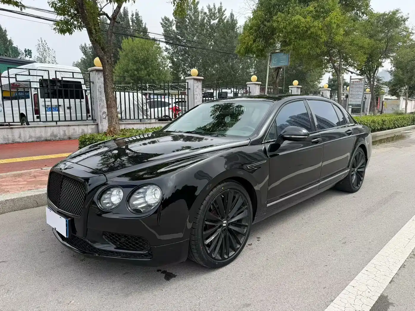 Фото 1 - Bentley Flying Spur