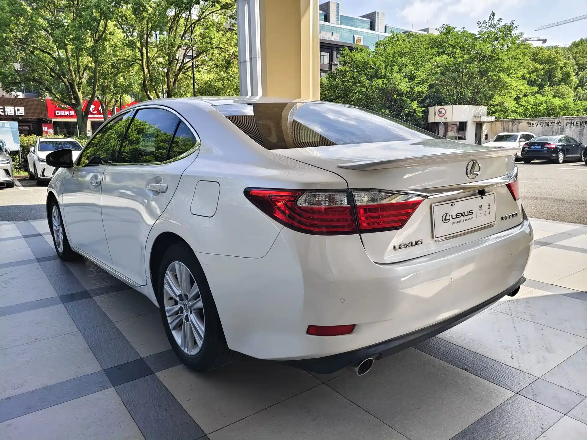 Фото 7 - Lexus ES