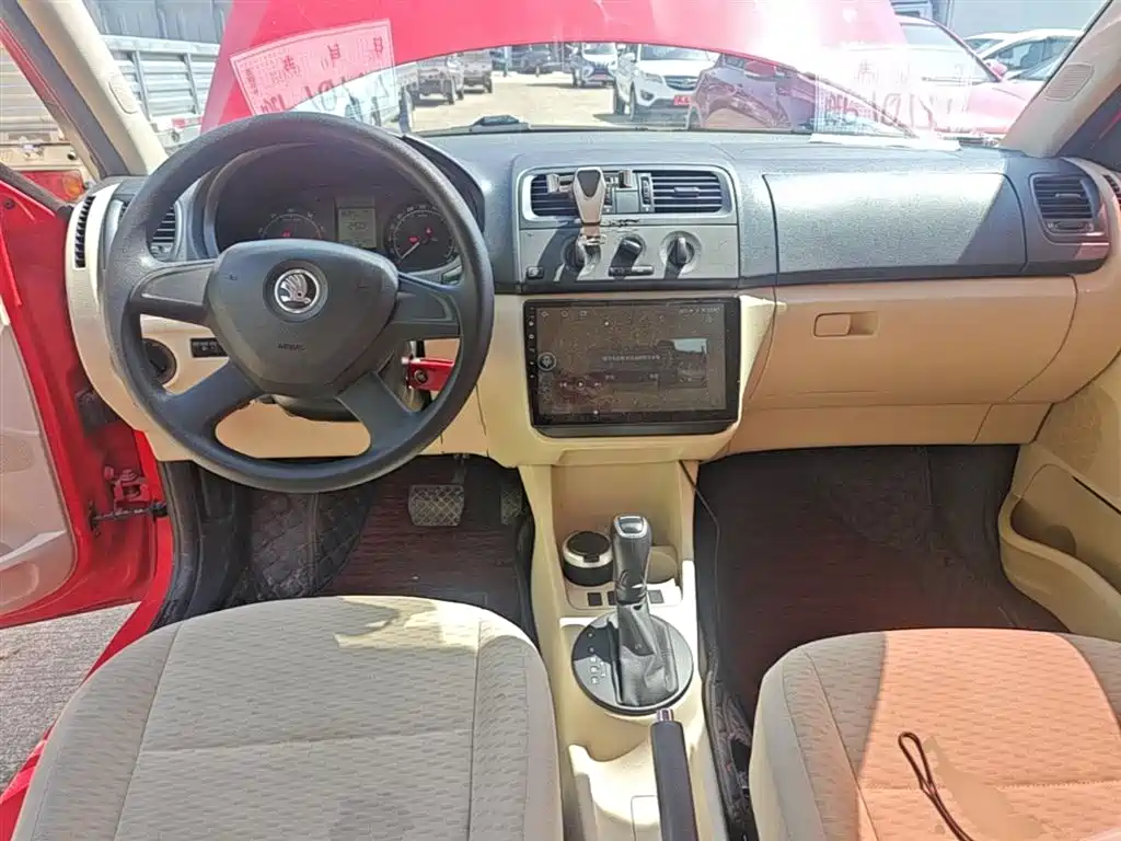 Škoda Fabia 2014 1.4L Automatic Crystal Edition фото 10