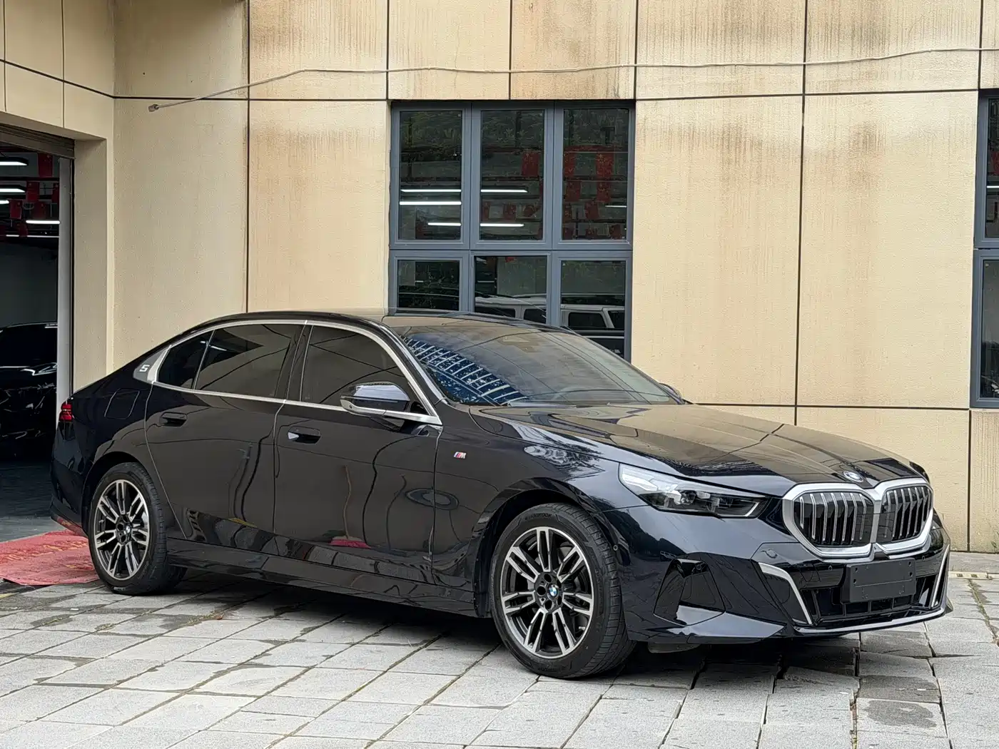 BMW 5 Series 2024 530Li Leading M Sport Package фото 3