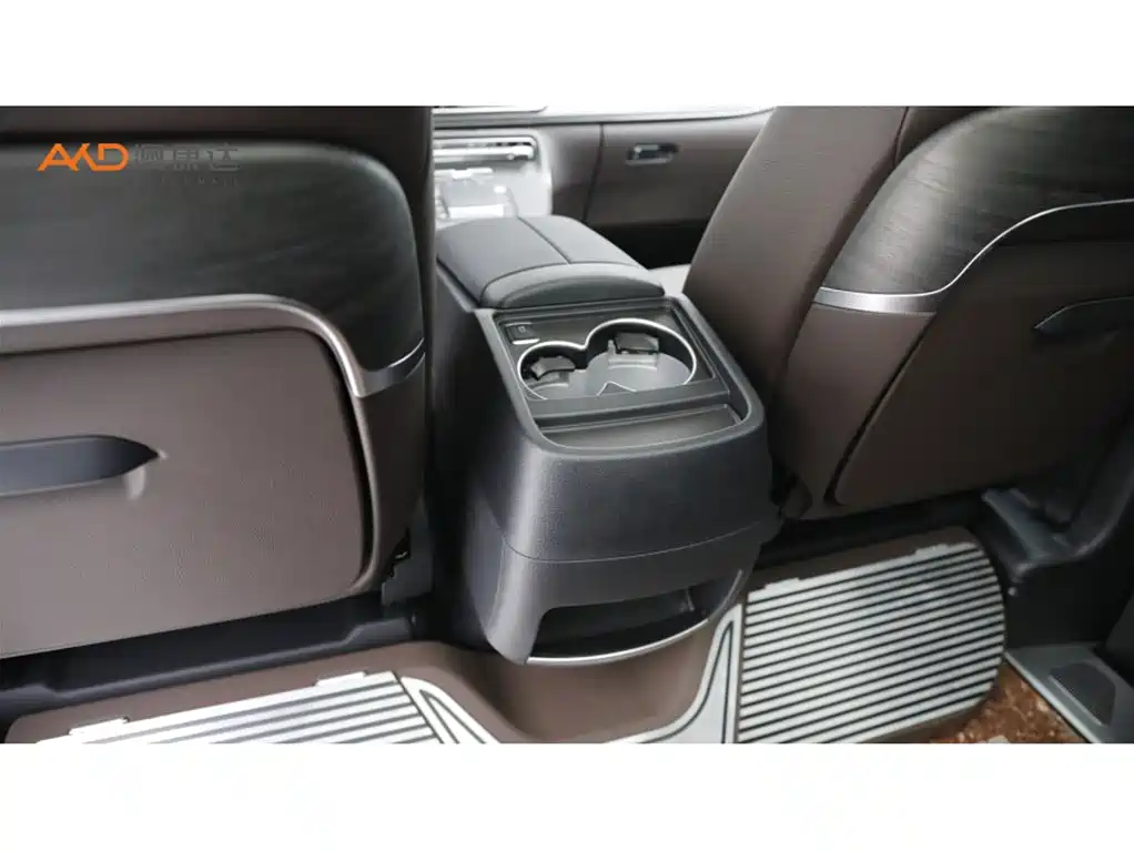 Фото 10 - Mercedes-Benz V-Class