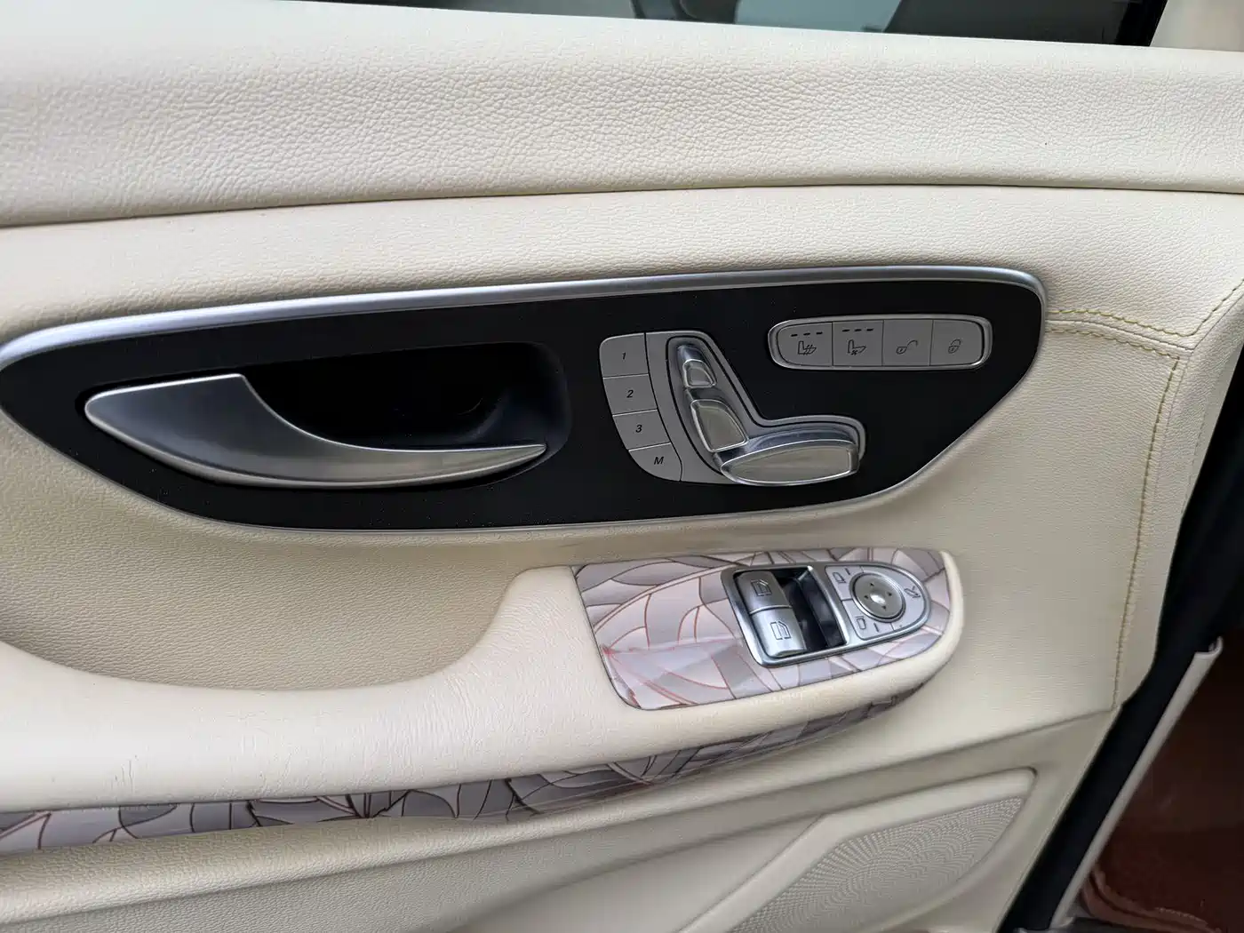 Mercedes-Benz V-Class 2018 V 260 L Premium Long Wheelbase Edition China VI фото 7