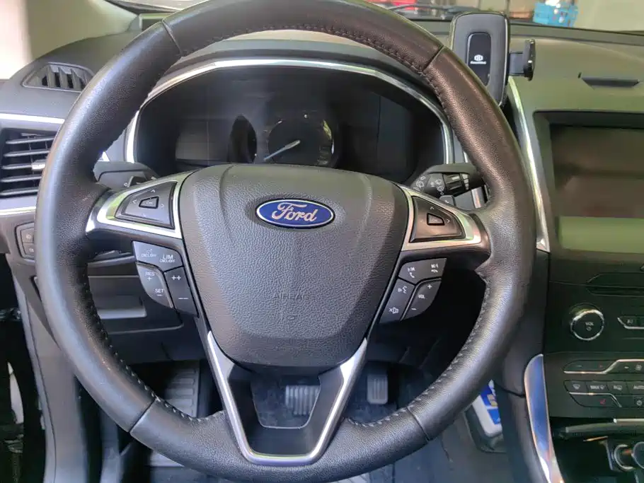 Фото 15 - Ford Edge